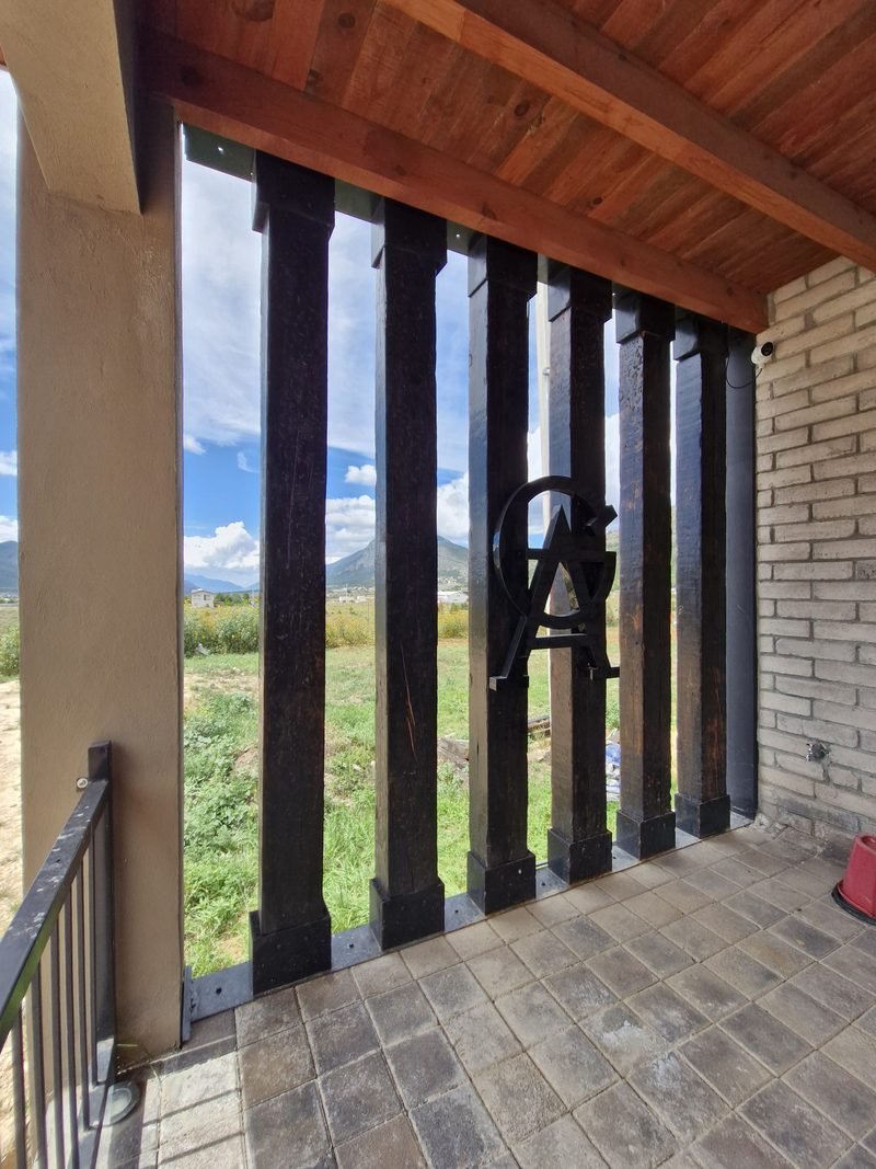 Detalle arquitectónico en madera ejecutado en proyecto residencial